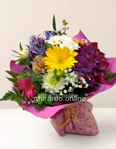 Bouquet assortito di fiori freschi colorati.