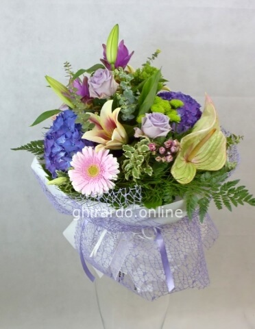 Bouquet raffinato di fiori assortiti.