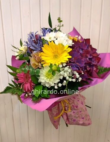 Bouquet assortito di fiori freschi colorati.