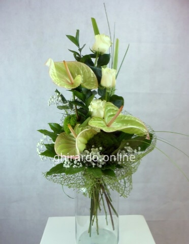 Mazzo stilizzato con anthurium e rose