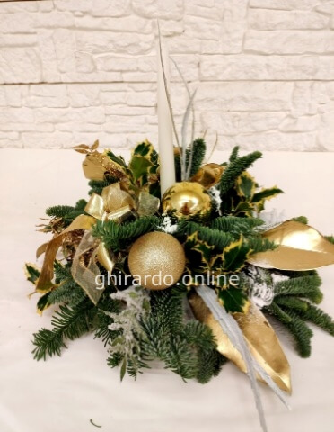 Centro tavola oro con abete naturale e candela